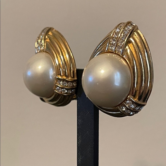 Vintage Ciner Faux Pearl Tear Drop Swarovski Crystal Clip-on Earrings - Picture 8 of 9